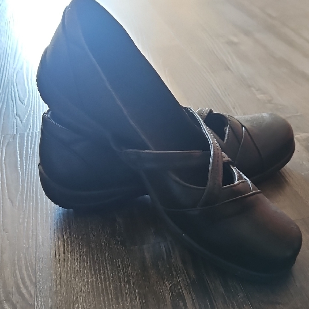 Black Flats with Sleek Streamlined Silhouette